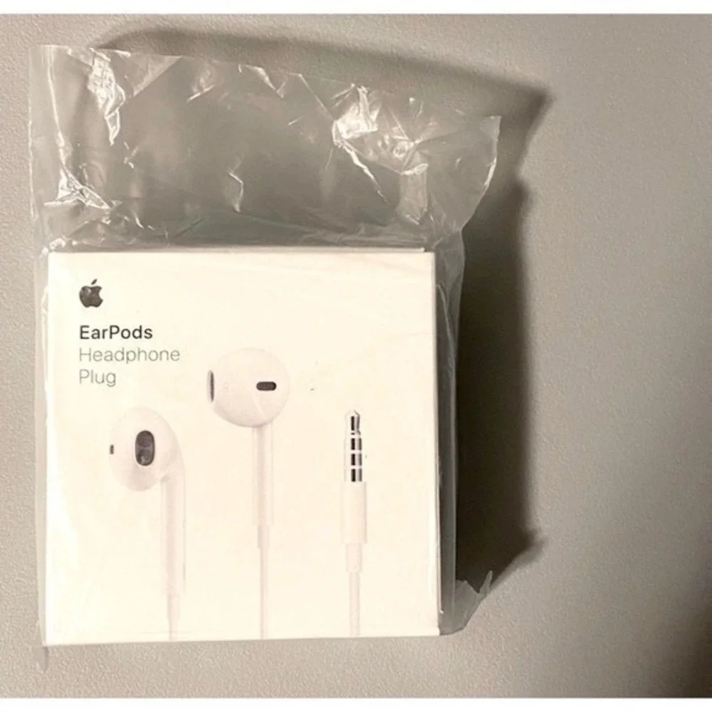Apple Earpods with 3.5mm Headphone Plug (NWT)